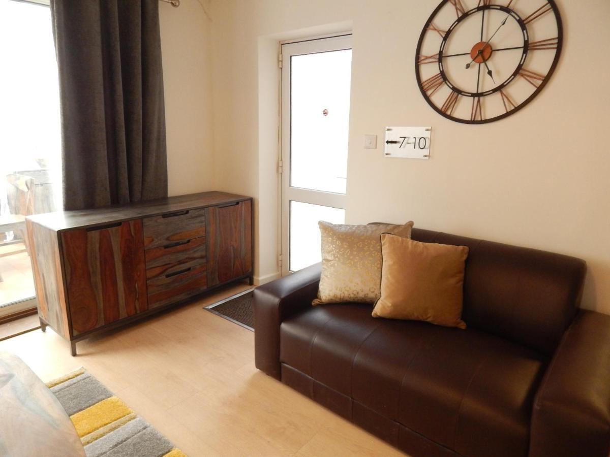 Modern, Well Located En-Suite Rooms With Parking - Orbitat Accommodations Cambridge  Bagian luar foto