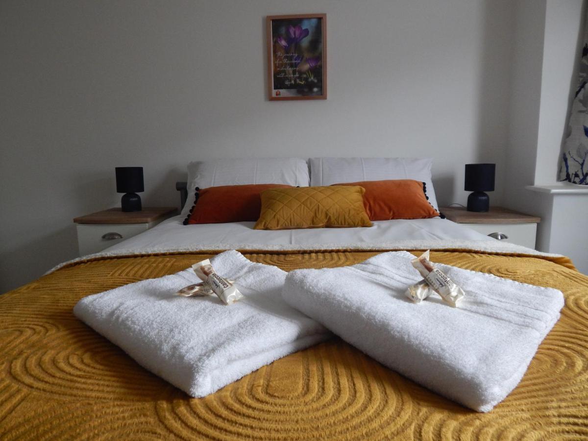 Modern, Well Located En-Suite Rooms With Parking - Orbitat Accommodations Cambridge  Bagian luar foto
