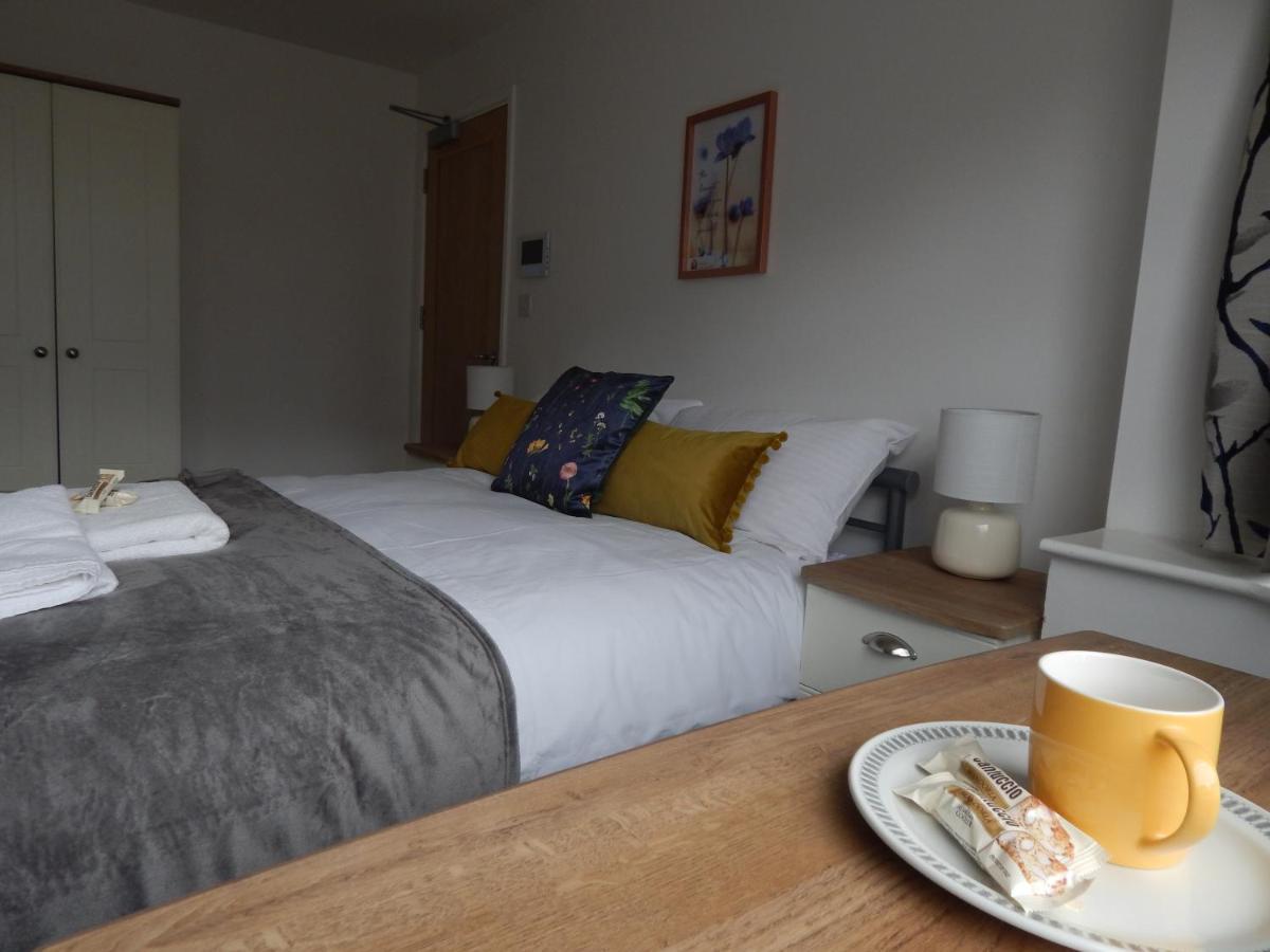 Modern, Well Located En-Suite Rooms With Parking - Orbitat Accommodations Cambridge  Bagian luar foto