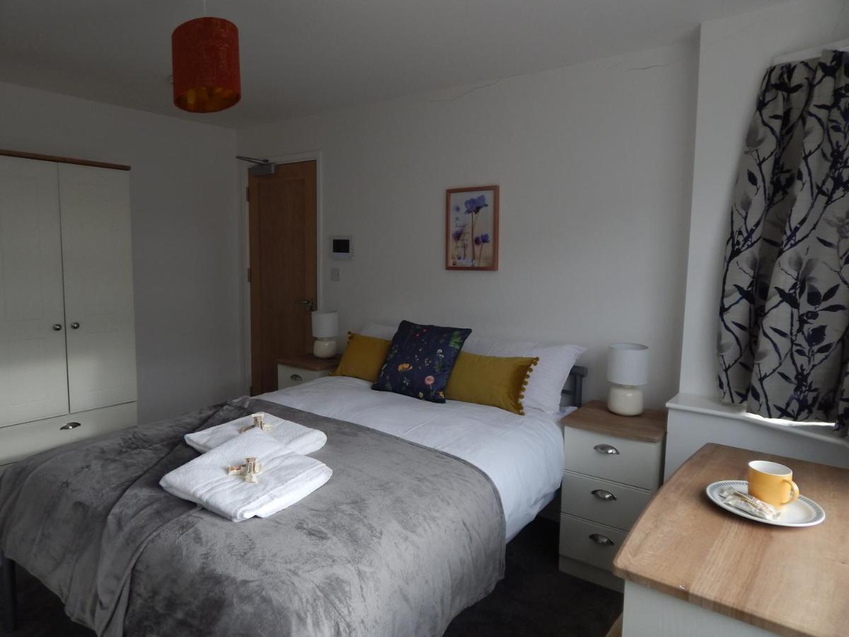 Modern, Well Located En-Suite Rooms With Parking - Orbitat Accommodations Cambridge  Bagian luar foto