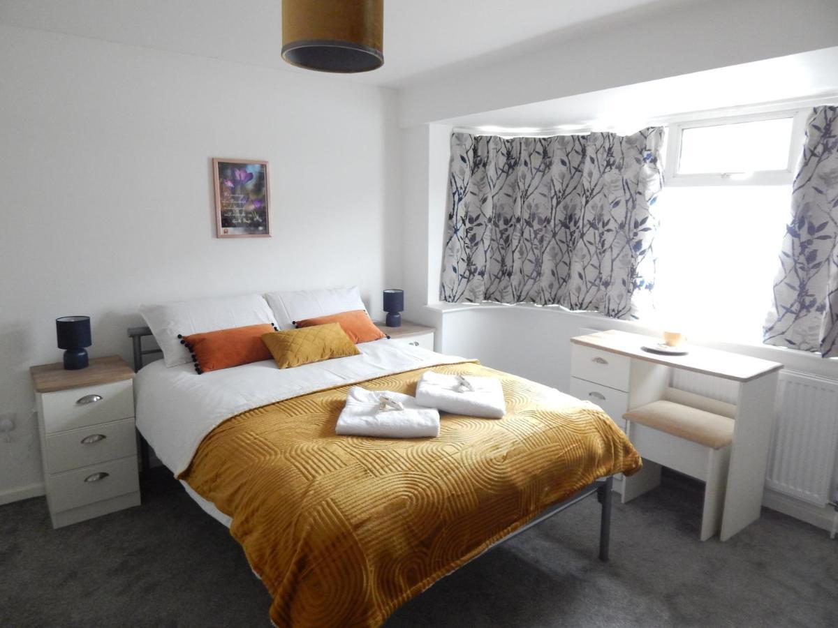 Modern, Well Located En-Suite Rooms With Parking - Orbitat Accommodations Cambridge  Bagian luar foto