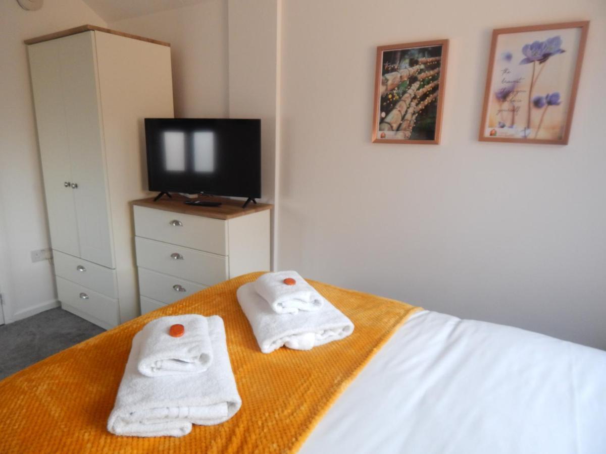 Modern, Well Located En-Suite Rooms With Parking - Orbitat Accommodations Cambridge  Bagian luar foto