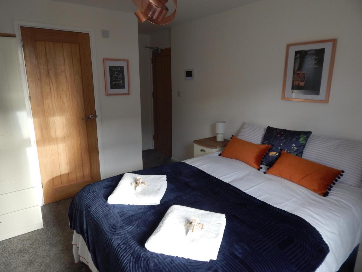 Modern, Well Located En-Suite Rooms With Parking - Orbitat Accommodations Cambridge  Bagian luar foto