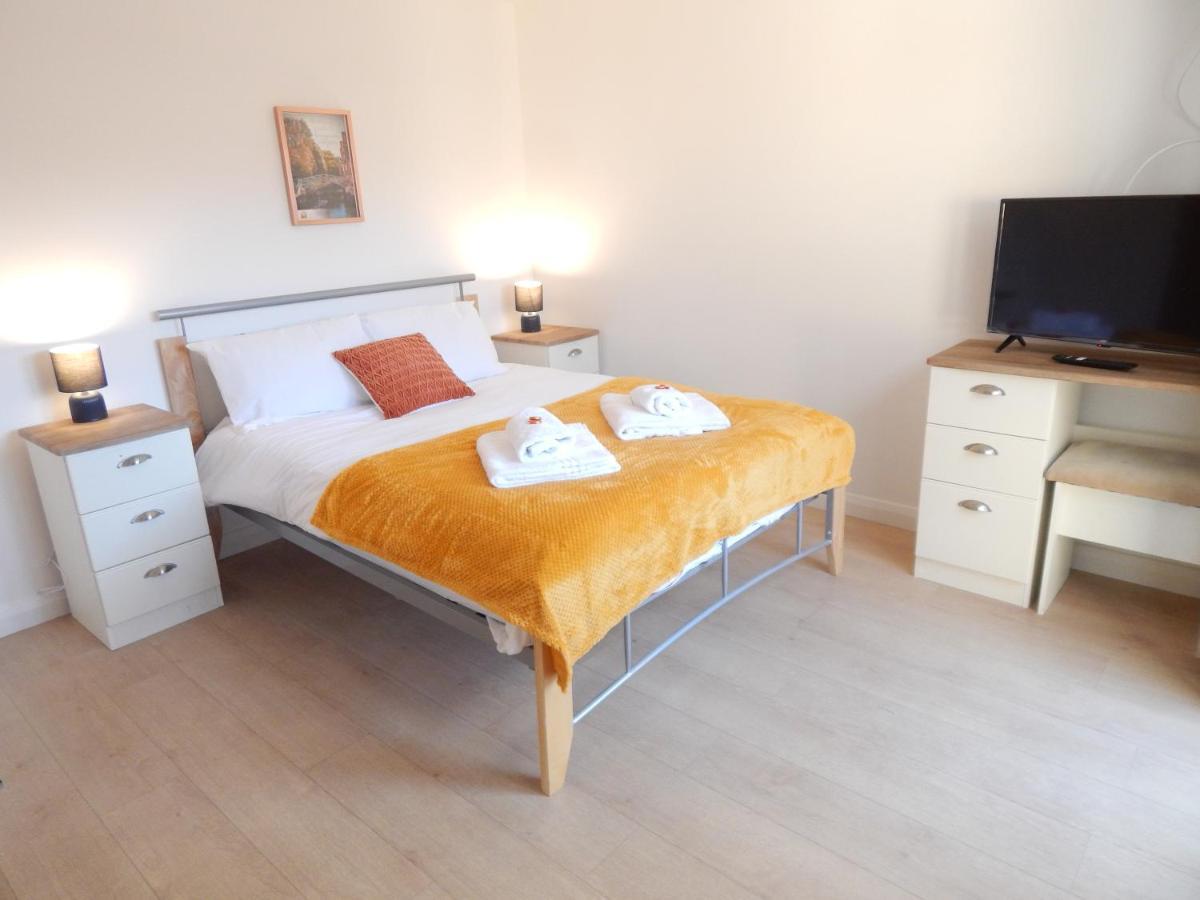 Modern, Well Located En-Suite Rooms With Parking - Orbitat Accommodations Cambridge  Bagian luar foto