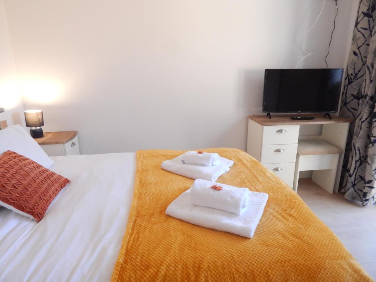Modern, Well Located En-Suite Rooms With Parking - Orbitat Accommodations Cambridge  Bagian luar foto