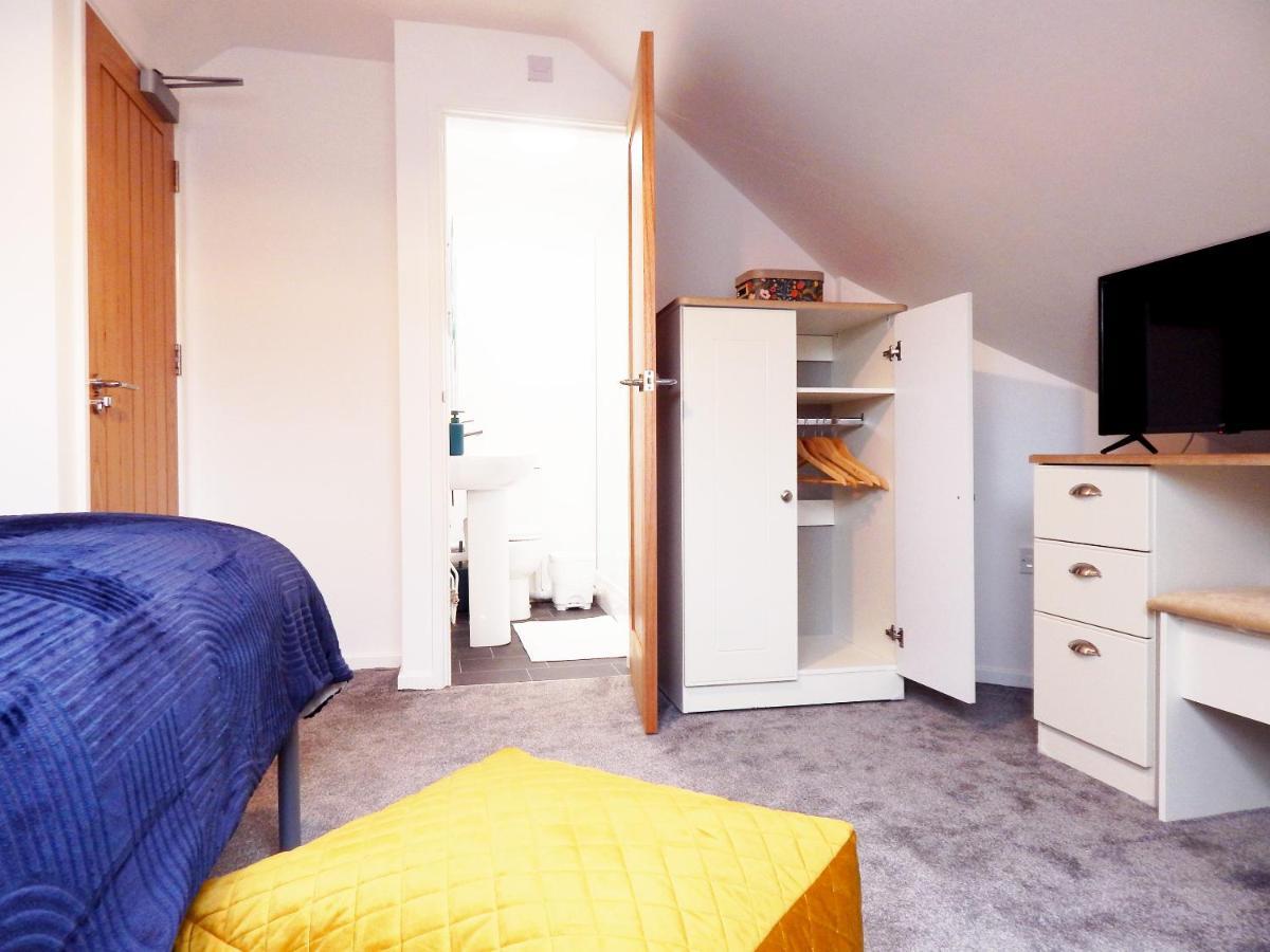 Modern, Well Located En-Suite Rooms With Parking - Orbitat Accommodations Cambridge  Bagian luar foto