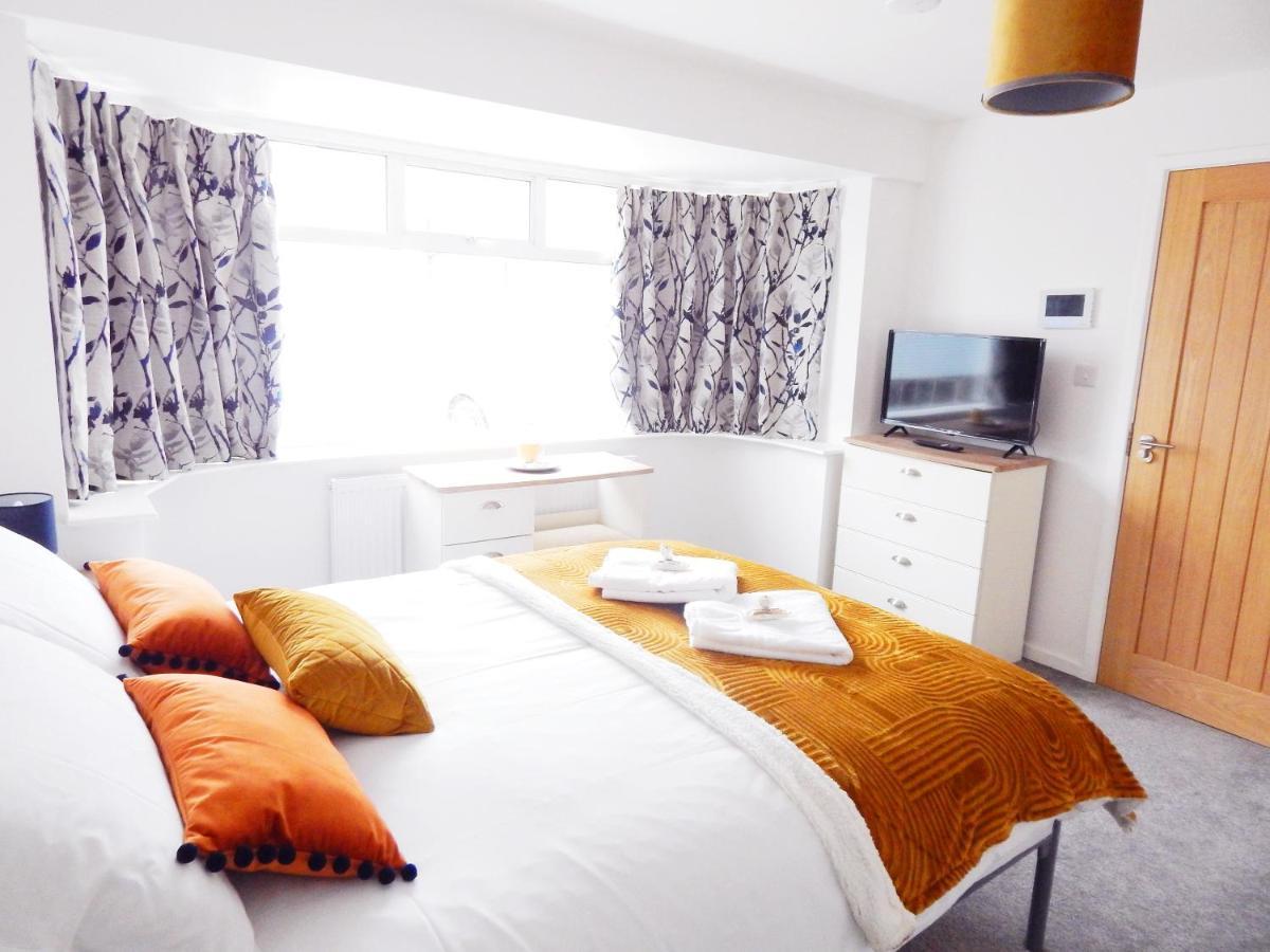Modern, Well Located En-Suite Rooms With Parking - Orbitat Accommodations Cambridge  Bagian luar foto