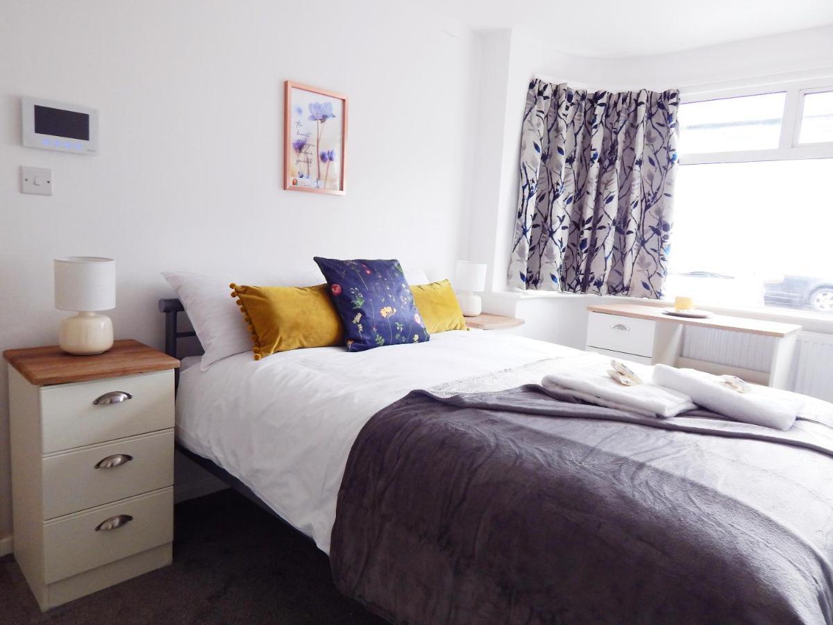 Modern, Well Located En-Suite Rooms With Parking - Orbitat Accommodations Cambridge  Bagian luar foto