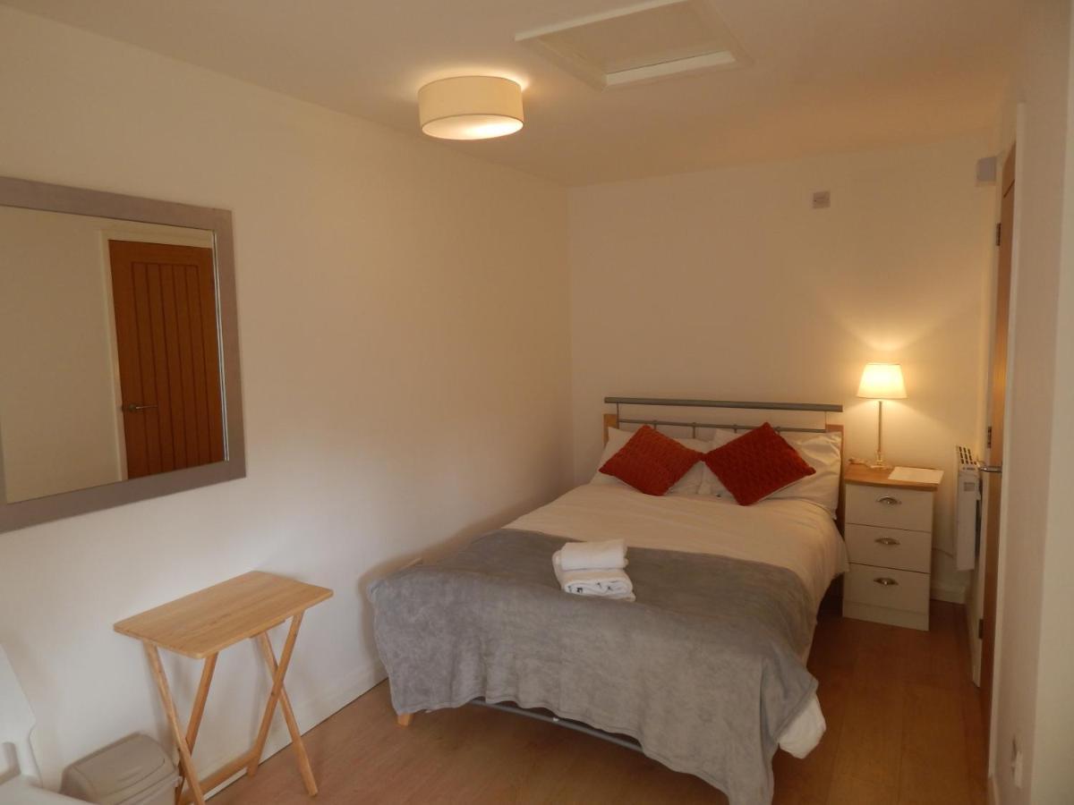 Modern, Well Located En-Suite Rooms With Parking - Orbitat Accommodations Cambridge  Bagian luar foto